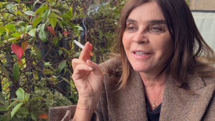 Η Καρίν Ρόιτφελντ εξιστορεί πώς την πέρασαν για άστεγη και της έδωσαν ελεημοσύνη (βίντεο)
