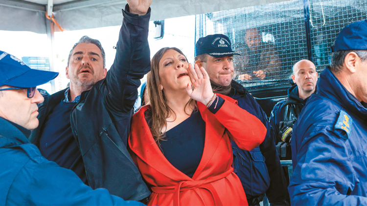 Η δίκη για την τραγωδία των Τεμπών: Πυρά από δικαστές και συγγενείς θυμάτων για την εκτός ελέγχου Κωνσταντοπούλου