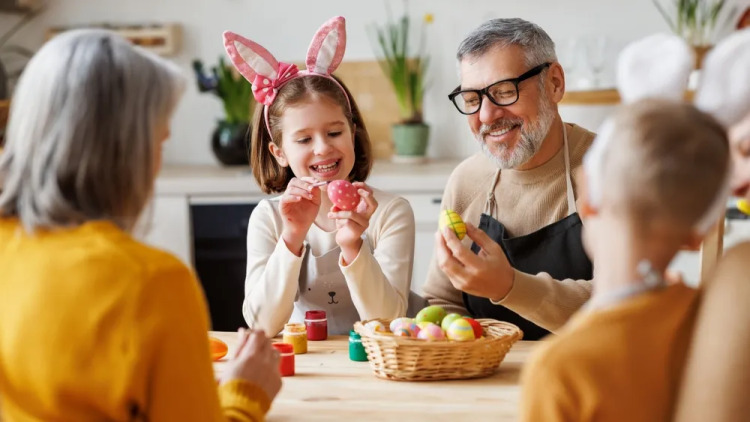 Θα βάψετε πασχαλινά αυγά; Όλα τα tips για να τα καταναλώσετε με ασφάλεια
