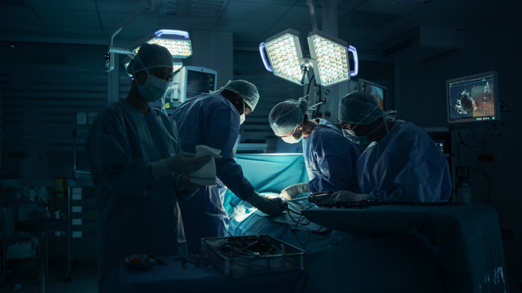 Γυναικολόγος ξέχασε για πέντε μήνες βελόνα 13 εκατοστών στην κοιλιά ασθενούς, η γυναίκα υπέστη νεφρική ανεπάρκεια