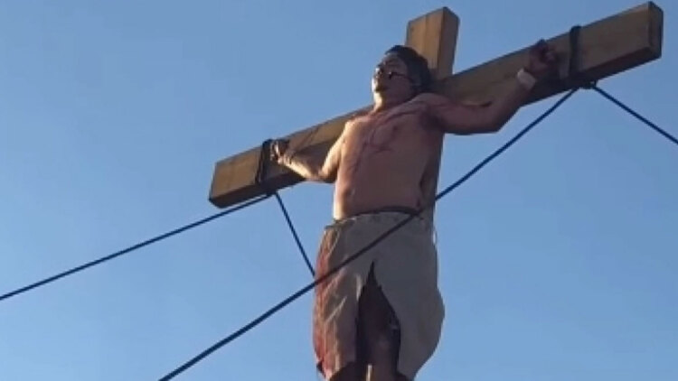 Μεξικό: Πανικός στην αναπαράσταση της σταύρωσης - Ηθοποιός έπεσε από τον σταυρό του ληστή
