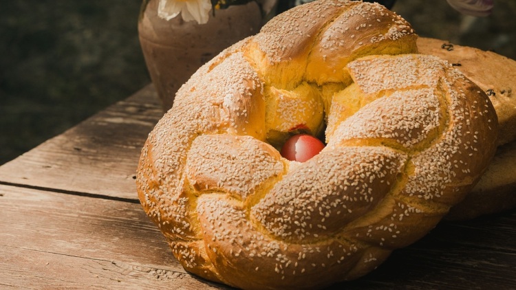 Λαμπροκουλούρα (πασχαλινό ψωμί)