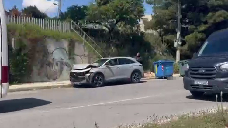 Καραμπόλα πέντε οχημάτων με τραυματίες στο ύψος του κόμβου Κύμης στο ρεύμα προς Ελευσίνα, δείτε βίντεο