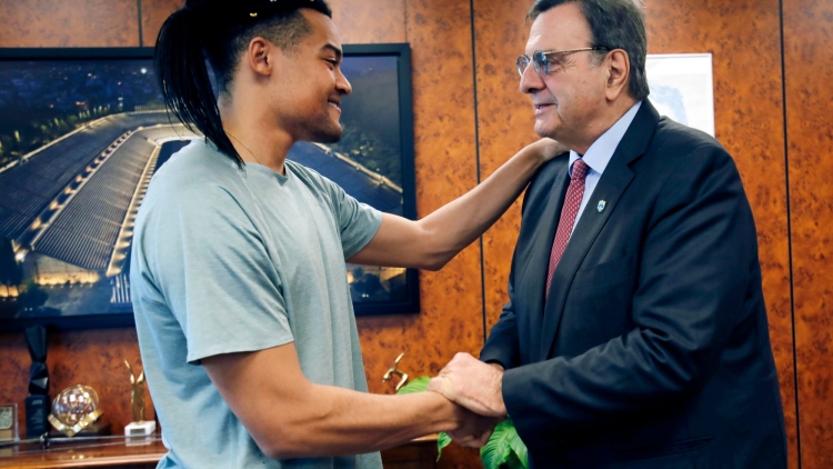 H Ελληνική Ολυμπιακή Επιτροπή επιβράβευσε τον Εμμανουήλ Καραλή για το ασημένιο στο Παγκόσμιο Πρωτάθλημα