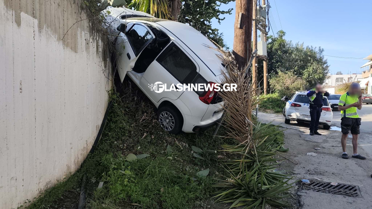 Αυτοκίνητο έπεσε από τον κόμβο Μουρνιών στα Χανιά, δείτε φωτογραφίες
