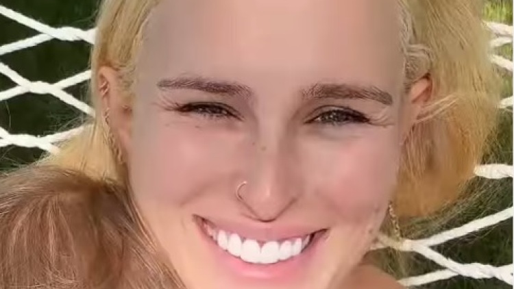 Ράμερ Γουίλις: Η απάντησή της σε όσους σχολιάζουν το ότι θηλάζει ακόμα την τριών ετών κόρη της