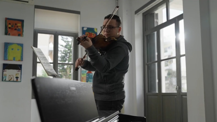 Η συγκινητική ιστορία του 17χρονου Θωμά που κατάφερε να «φωτίσει» μέσα από το κοινωνικό έργο της «Αποστολής»