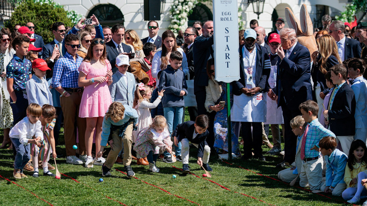 Μαθήματα πλουτισμού από τον Τραμπ σε παιδιά: Θα σας υπογράψω αυτόγραφα, να τα πουλήσετε στο eBay και να βγάλετε 25.000 δολάρια
