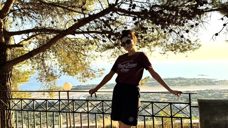 «Οι πιο αυθεντικές γωνιές όπως τις έμαθα από έναν ντόπιο»: H Κεφαλονιά της τραγουδίστριας, Αφροδίτης Χατζημηνά