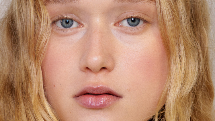 Ενυδατική κρέμα με χρώμα και SPF: Το must-have προϊόν του καθημερινού μακιγιάζ για την άνοιξη
