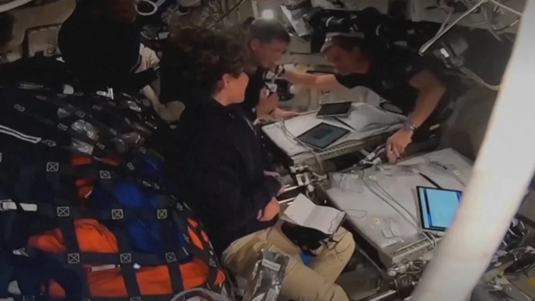 Η συγκίνηση των μελών του Artemis II, η αφιέρωση στη σύζυγο αστροναύτη που έχει πεθάνει και η μεγάλη αγκαλιά