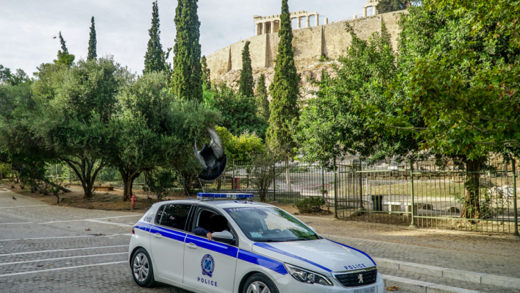 Η ΕΛΑΣ συνέλαβε... δύο αστυνομικούς - Είχαν λεκτικό επεισόδιο στην Ακρόπολη