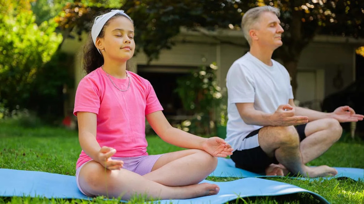 Πώς η γιόγκα βοηθά τα παιδιά στο φάσμα του αυτισμού – Η ειδικός εξηγεί
