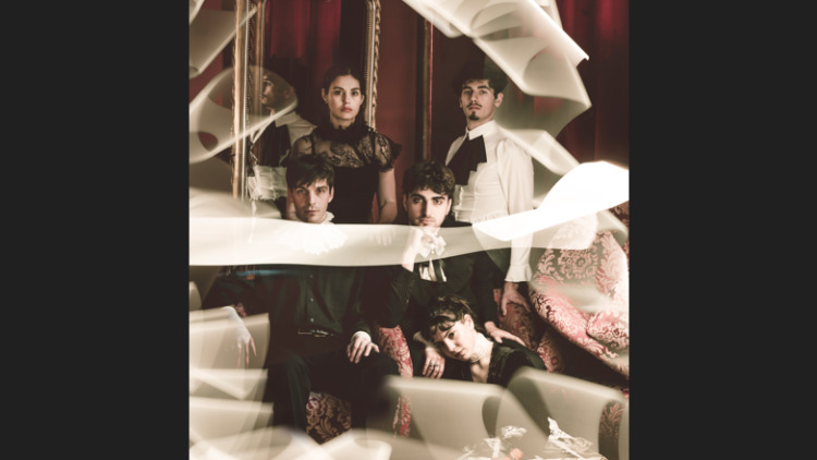 Γιάννης Καλαβριανός: Το νέο θεατρικό του έργο «Η Χρονιά Χωρίς Καλοκαίρι» αφηγείται τη γέννηση της ρομαντικής λογοτεχνίας τρόμου