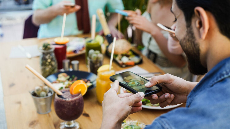 Πώς οι influencers ‘’σκότωσαν’’ τα μικρά μαγαζιά της γειτονιάς