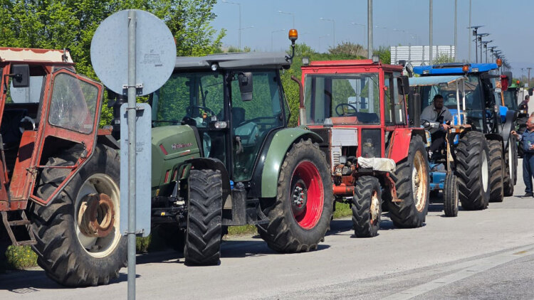 Αγρότες με τρακτέρ κατευθύνονται στον Ε65: Διαμαρτύρονται για ΟΠΕΚΕΠΕ και το αυξημένο κόστος παραγωγής, δείτε εικόνες