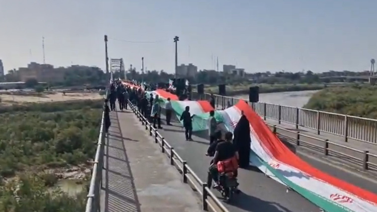 Ανθρώπινες αλυσίδες σε γέφυρες και εργοστάσια, η απάντηση του Ιράν στις απειλές του Τραμπ
