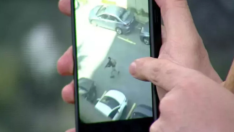 Η στιγμή που τρομοκράτης οπλίζει για να επιτεθεί στο ισραηλινό προξενείο, βίντεο ντοκουμέντο από την Κωνσταντινούπολη