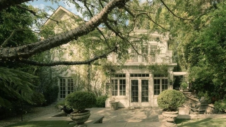 Τζένιφερ Λόρενς: Μια επίσκεψη στην πολυτελή πρώην έπαυλή της που πωλείται ξανά - Το υπαίθριο τζάκι και η πισίνα