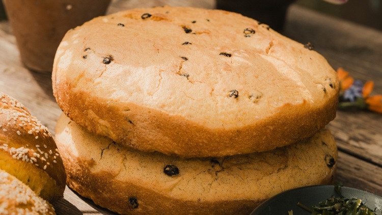 Γλυκιά μπομπότα με σταφίδες και πορτοκάλι