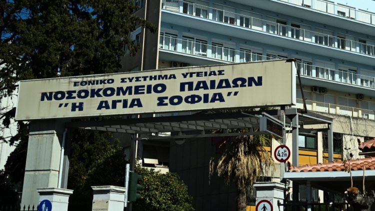 Πειραιάς: Πάνω από 4 ώρες διήρκησε το χειρουργείο της δίχρονης που δέχθηκε επίθεση από σκύλο, βελτιώθηκε σήμερα η κατάστασή της