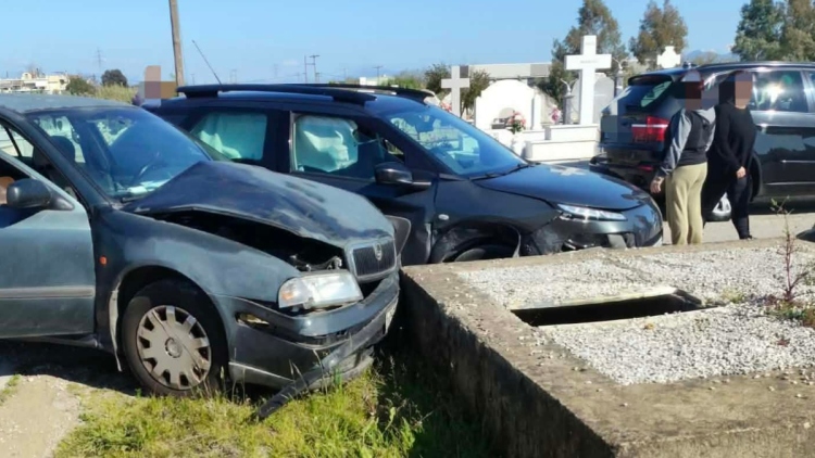 Δύο αυτοκίνητα συγκρούστηκαν μέσα σε νεκροταφείο στο Αγρίνιο