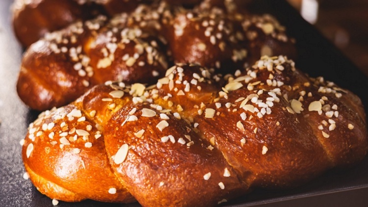 Από πού θα πάρετε τσουρέκι; Δοκιμάσαμε 16 για να σας βοηθήσουμε να διαλέξετε
