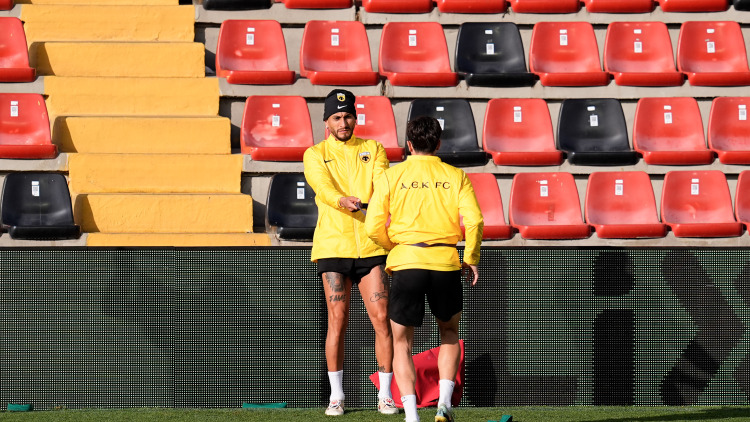 Η προπόνηση της ΑΕΚ στο Βαγιέκας πριν τον ιστορικό προημιτελικό με την Ράγιο Βαγιεκάνο, βίντεο