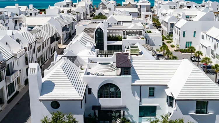  Η εντυπωσιακή ολόλευκη πόλη που μοιάζει με τη Σαντορίνη αλλά είναι στην Αμερική