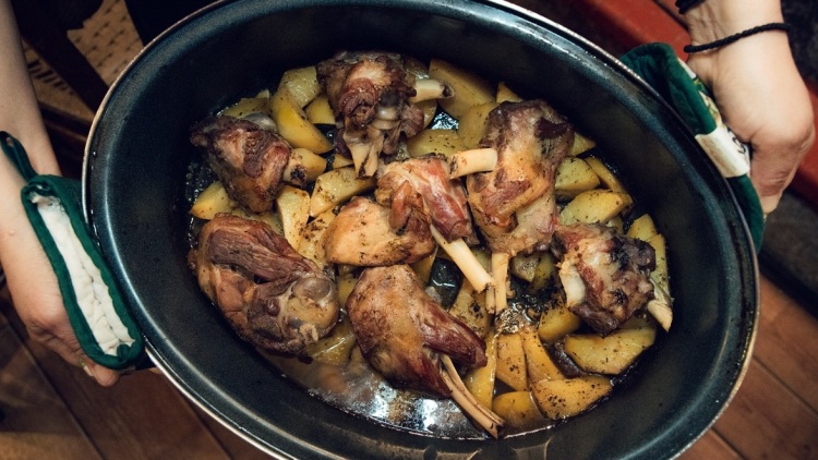 Αρνί με πατάτες στη γάστρα της ταβέρνας Ιωσήφ στα Μαγούλιανα