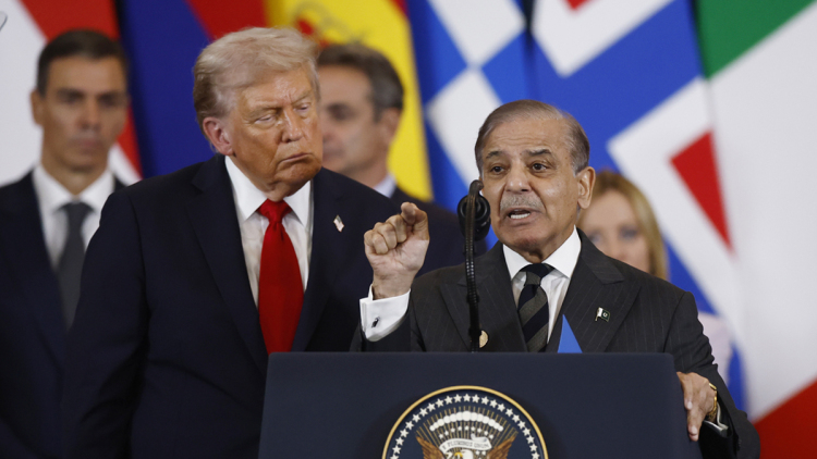 BBC: Γιατί μόνο το Πακιστάν μπορούσε να φέρει ΗΠΑ και Ιράν σε συμφωνία, η «αδελφική» σχέση και ο αγαπημένος στρατάρχης του Τραμπ