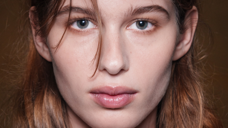 Μαύροι κύκλοι: Τα προϊόντα που θα βοηθήσουν να μειώσουμε την έντασή τους
