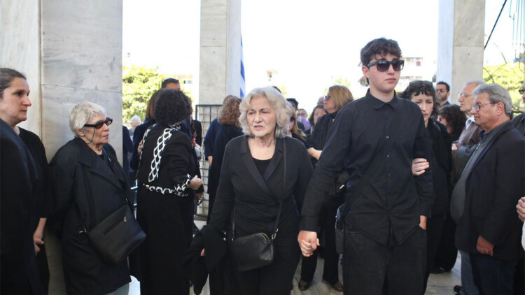 Στο Α' Νεκροταφείο η κηδεία του  γιου της Θεανώς Φωτίου, Βασίλη Ρίζου, που έφυγε από τη ζωή στα 48 του, συντετριμμένη η οικογένειά του