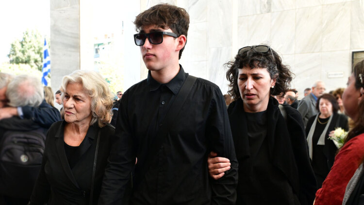 Τελευταίο αντίο στον γιο της Θεανώς Φωτίου, Βασίλη Ρίζο που έφυγε από τη ζωή στα 48 του, συντετριμμένη η οικογένεια