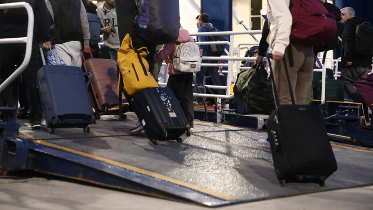 Όπου φύγει φύγει οι εκδρομείς του Πάσχα: Πάνω από 32.000 επιβάτες αναχωρούν τη Μεγάλη Πέμπτη από τα λιμάνια της Αττικής