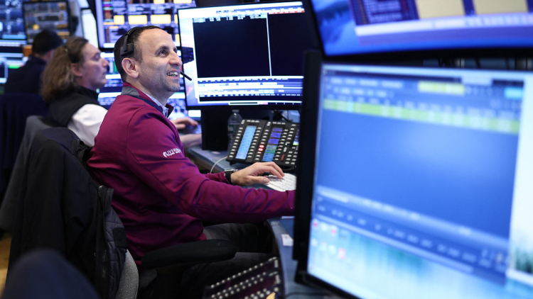 Ράλι στις χρηματιστηριακές αγορές, βουτιά στις τιμές πετρελαίου και φυσικού αερίου μετά την εκεχειρία ΗΠΑ–Ιράν