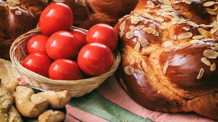 Πασχαλινό ημερολόγιο 2026: Τι ετοιμάζουμε και τι τρώμε τη Μεγάλη Πέμπτη
