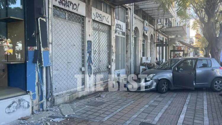 Τροχαίο στην Πάτρα, αυτοκίνητο ανέβηκε σε πεζοδρόμιο και κατέληξε σε είσοδο κτιρίου