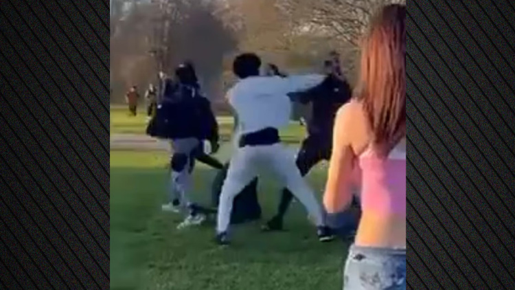 «Σε έχουν μαχαιρώσει, φίλε»: Η στιγμή που 21χρονος τραυματίζεται θσνάσιμα μετά από συμπλοκή σε πάρκο του Λονδίνου, βίντεο