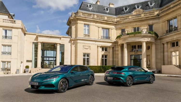 Το νέο Denza Z9GT