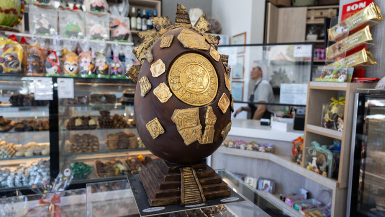 Αβγά-γίγας με τον Ακύλα και λαμπάδες Φρίντα Κάλο: Το Πάσχα στην αγορά της Θεσσαλονίκης
