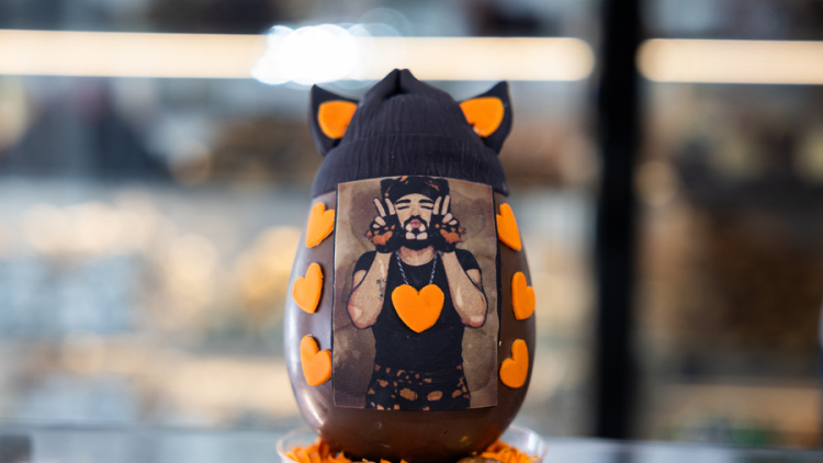 Αβγά-γίγας με τον Ακύλα και λαμπάδες Φρίντα Κάλο: Το Πάσχα στην αγορά της Θεσσαλονίκης
