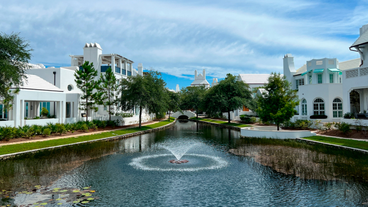 Η παραθαλάσσια πόλη που θυμίζει Σαντορίνη αλλά δεν βρίσκεται στην Ελλάδα