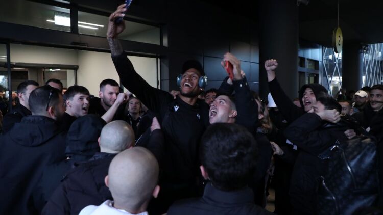 ΠΑΟΚ: Αποθέωση της ομάδας μπάσκετ στο αεροδρόμιο, δείτε βίντεο και φωτογραφίες