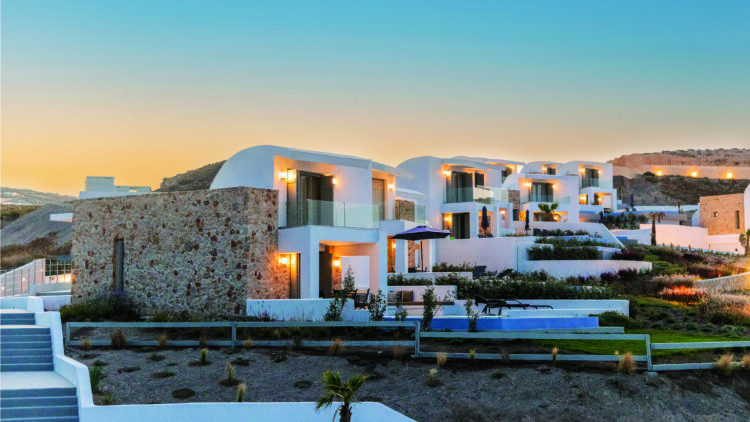 
Σε αυτό το πολυτελές πεντάστερο resort, θα ανακαλύψετε τη γαλήνια πλευρά της Σαντορίνης