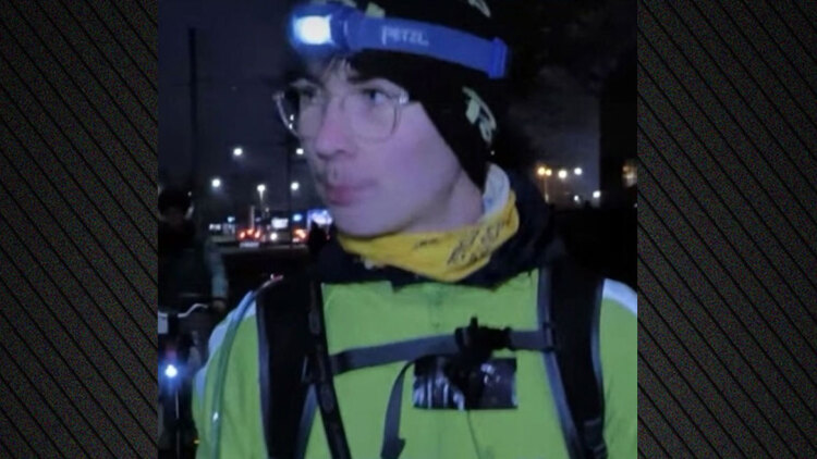 18χρονος περπατά 32 χλμ. κάθε μέρα για έναν συγκλονιστικό σκοπό - Η ιστορία του συγκινεί
