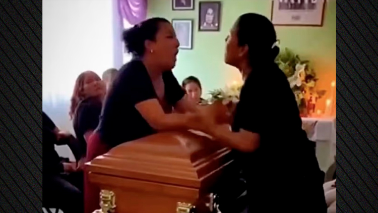 Αδιανόητος καβγάς σε κηδεία στο Μεξικό: Οι ερωμένες του νεκρού τσακώθηκαν πάνω από το φέρετρο, δείτε βίντεο
