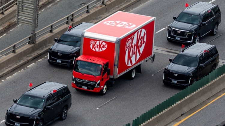 Φορτηγό της KitKat εμφανίστηκε με VIP συνοδεία μετά την κλοπή 12 τόνων σοκολάτας: Τι κρύβεται πίσω από την κίνηση, δείτε βίντεο