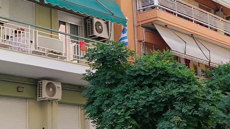 Γιατί κρεμούν κόκκινα πανιά στα μπαλκόνια της Θεσσαλονίκης σήμερα Μεγάλη Πέμπτη
