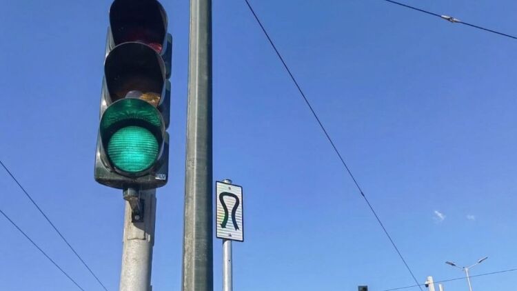 Τι σημαίνει η νέα πινακίδα που τοποθετήθηκε στη Βασιλίσσης Όλγας
